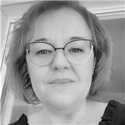 Formatrice donne cours de comptabilité à des étudiants ou personnes voulant se perfectionner